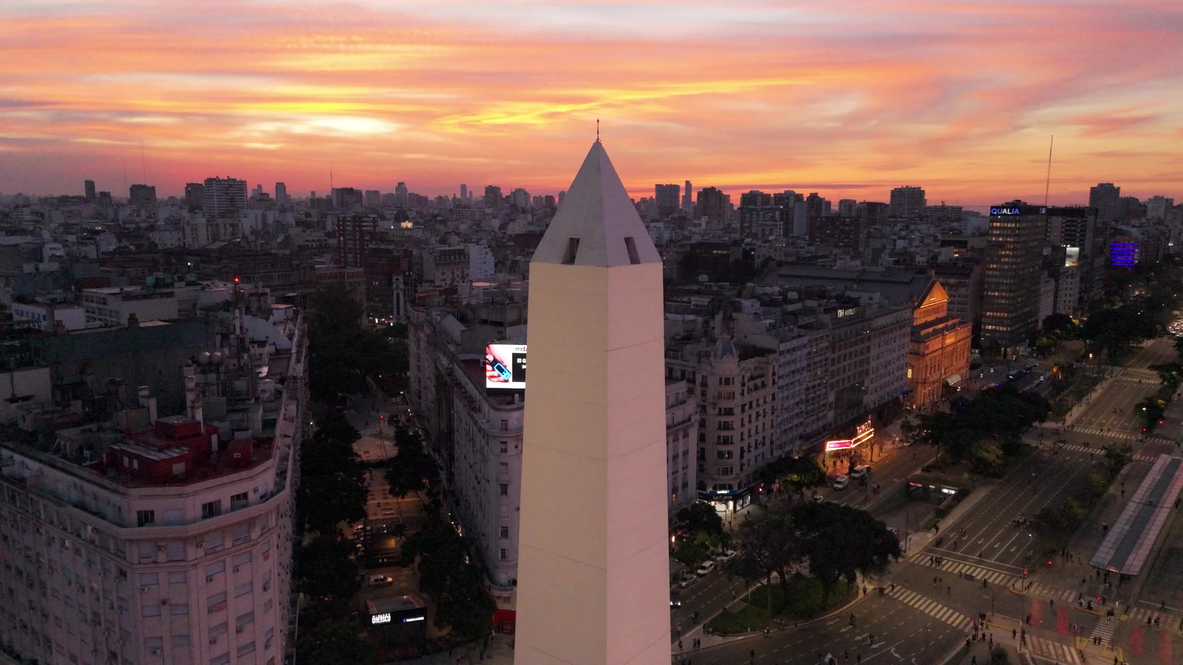 Vista aérea del Obelisco de Buenos Aires al atardecer